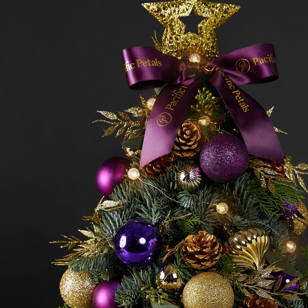 The glamorous night xmas tree details