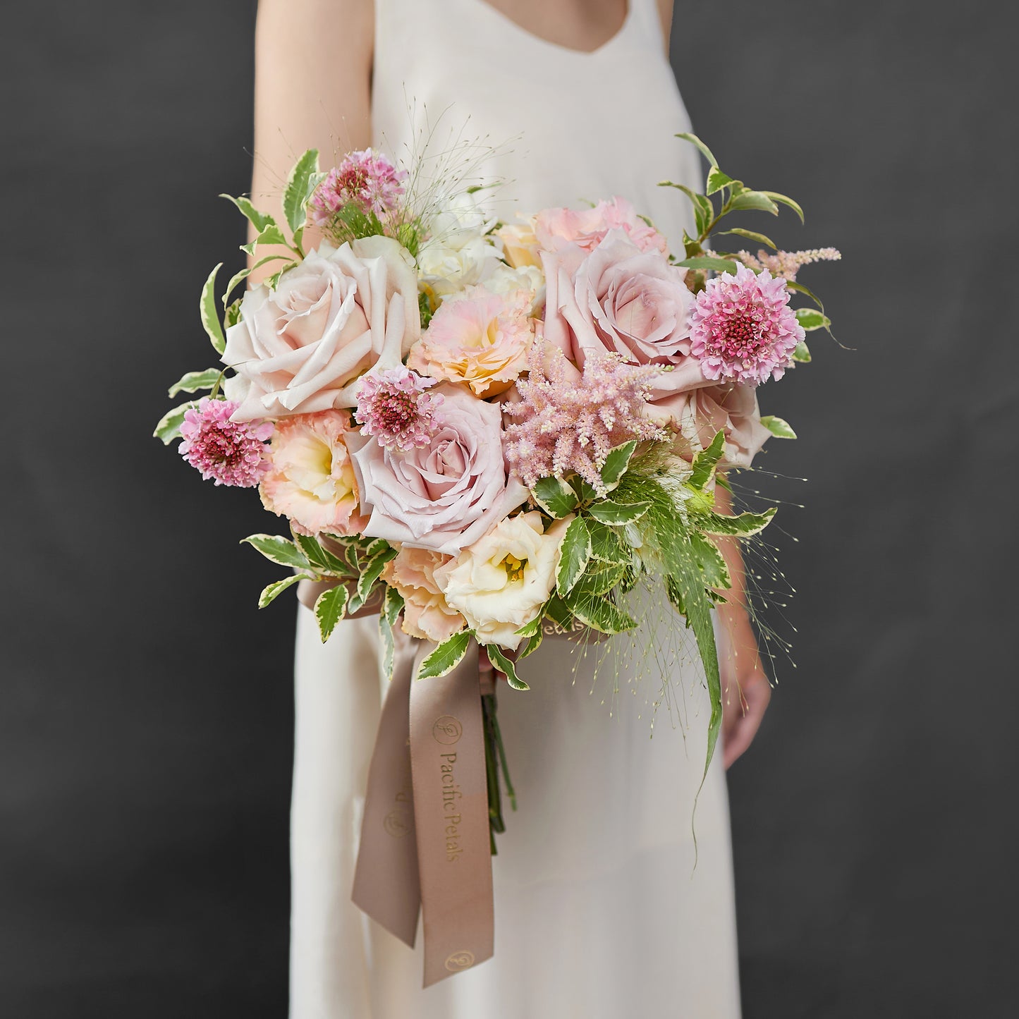 pink and champagn brida bouquet